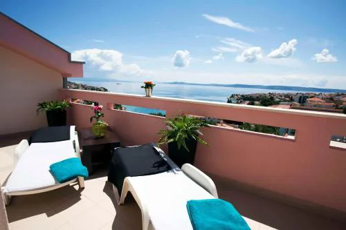 Penthouse Christina with Pool - Large Sunny Terrace - Seaview - 250m to Beach and Restaurants - Free Parking - Trogir and Ciovo - 15 minutes to airport