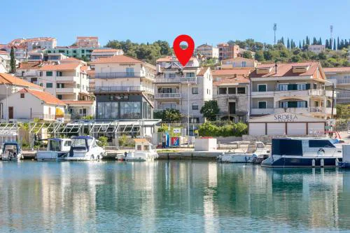 Seaside apartments with a swimming pool Okrug Gornji, Ciovo - 11374