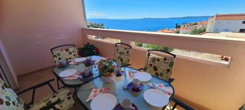 Seaview Apt, communal swimming pool, 250m to beach, parking, 4km to Trogir old town