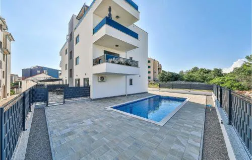 Stunning Apartment In Okrug Gornji