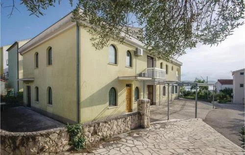 Stunning Apartment In Okrug Gornji