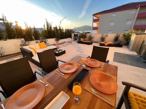 Sunshine Deluxe 79m2 apartment with pool, 50 m2 garden lounge and outdoor space