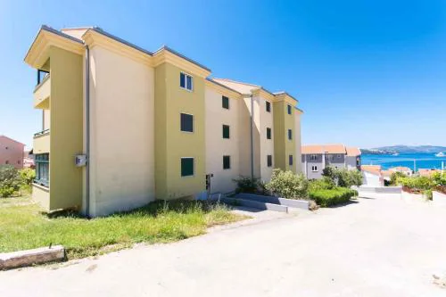 Three-Bedroom Apartment in Okrug Gornji I