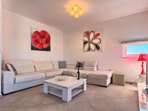 Three Bedroom Apartment with Sea View and Pool Aside