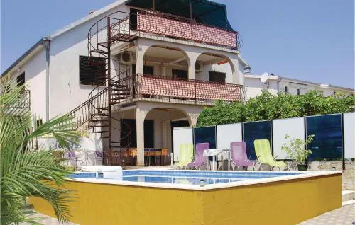 Two-Bedroom Apartment In Okrug Gornji