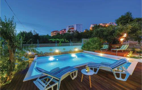 Two-Bedroom Apartment With Sea View In Okrug Gornji