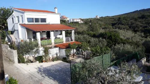Apartments by the sea Necujam, Solta - 18993