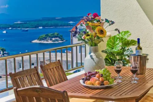 Amazing sea view apartment 6 P Hvar town