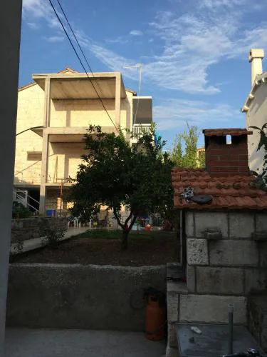 Apartments and rooms Velada