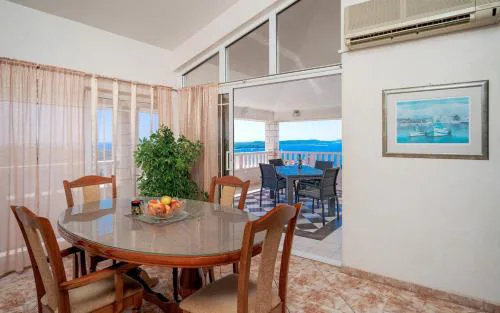 Jules Apt Hvar
