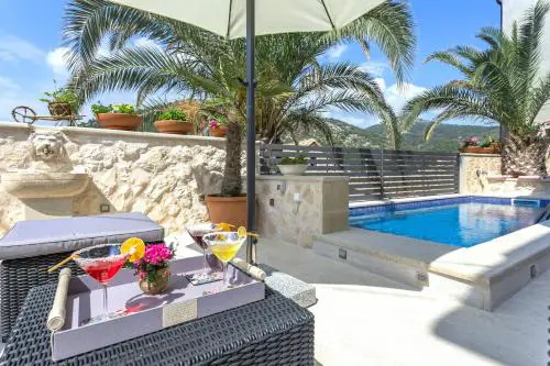 Private Pool Oasis- Just a Few Minutes from the City Centre