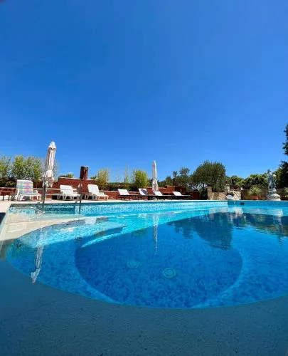 Apartment with swimming pool