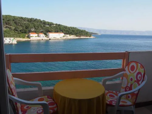 Beachfront Apartment Jelsa