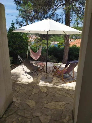 Cozy Jelsa apartment in the shade of the pines.