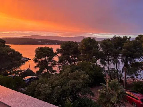 Lazaneo Seafront Apartments, Jelsa Hvar