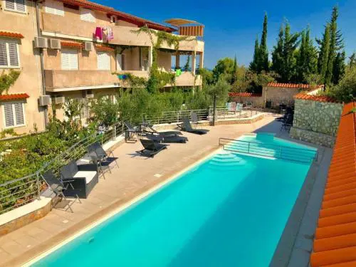 Family-friendly apartments with swimming pool Kali, Ugljan - 23026