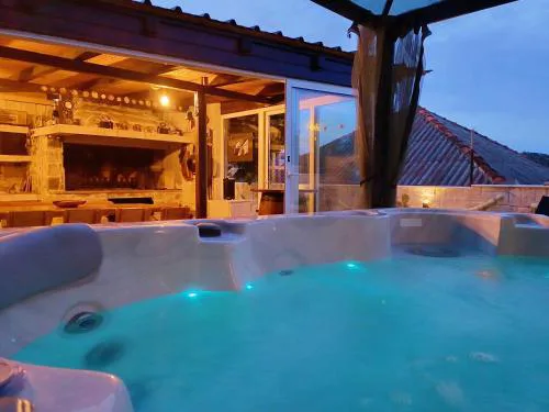 Luxury Sunrise Jacuzzi Apts, 50 m from the beach