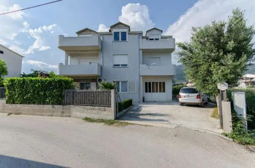 Apartments with parking spaces Kastel Novi, Kastela - 20997