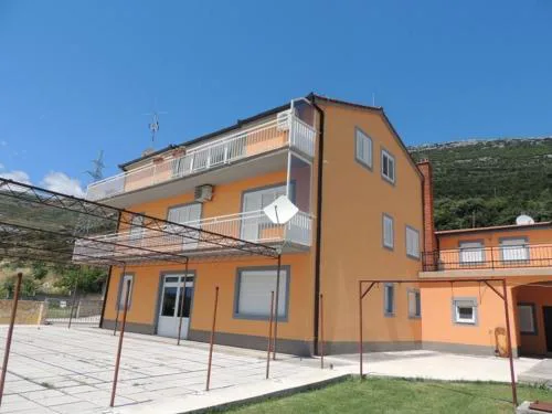 Apartments with a parking space Kastel Stari, Kastela - 12104