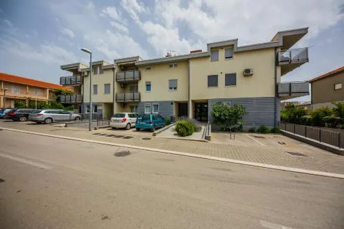 Apartments with parking spaces Kastel Stari, Kastela - 18812