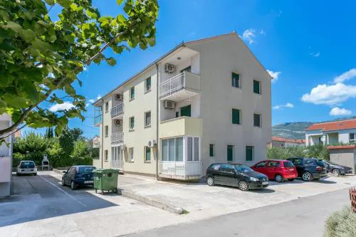 Apartments with parking spaces Kastel Stari, Kastela - 23052