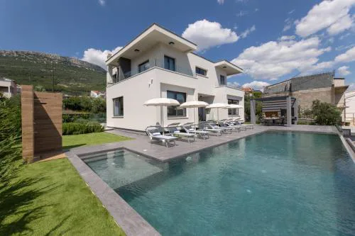 Luxury villa with a swimming pool Kastel Stari, Kastela - 24431