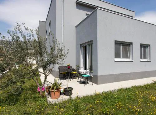 Trendy and Chic Apartment with Terrace and Private Garden