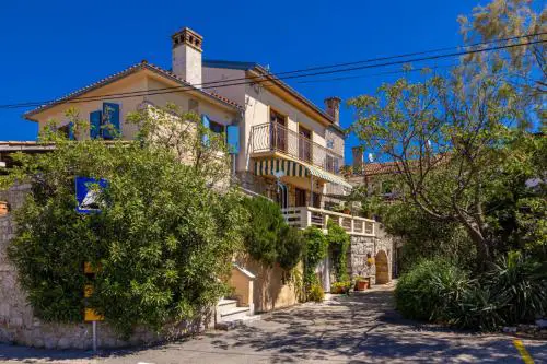 Holiday apartment WATERFRONT by the sea