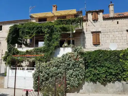 Apartmani ROVINJEZ Komiza