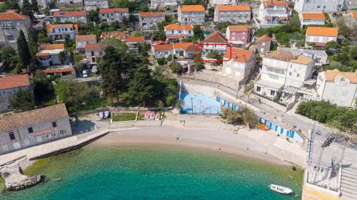 Apartments Siri, 1 min walk to the beach