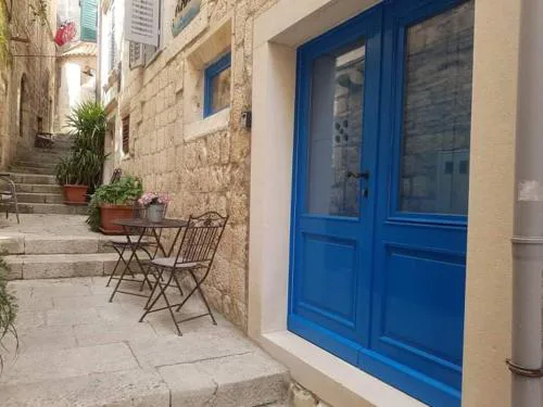Marco's Nest -main door 1 bedroom duplex Old Town apartment