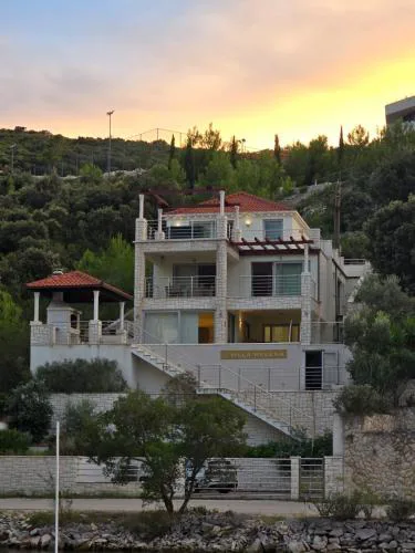 Villa HELENA