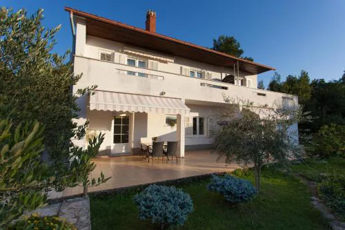 Apartment Jadranka quiet & near the beach!