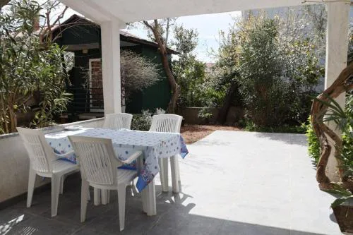 Cozy Apartment Iva with Private Garden