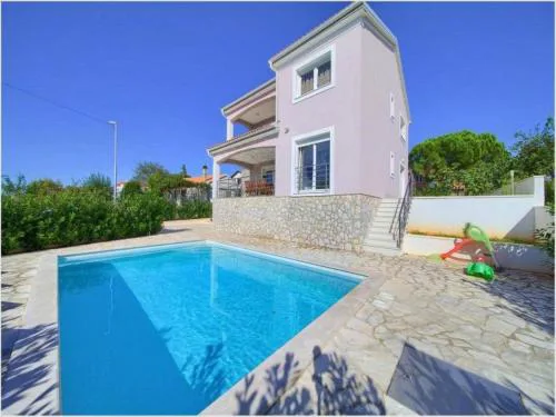 Cozy Villa With Pool