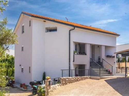 Modern Apartment with Terrace and Private Parking Krk