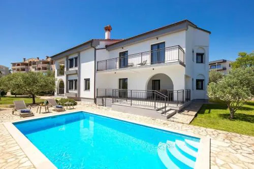 Premium Villa - pool, big garden, seaside town