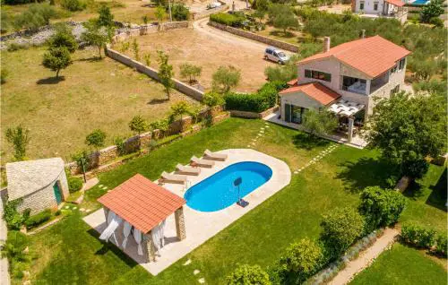 4 Bedroom Cozy Home In Linardici