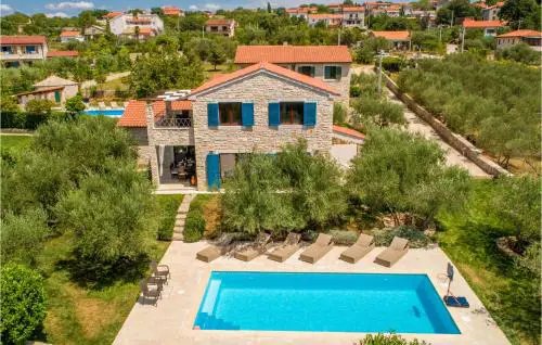 4 Bedroom Cozy Home In Linardici
