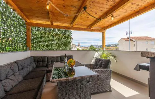 2 Bedroom Amazing Apartment In Lopar