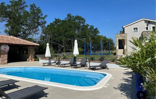4 Bedroom Stunning Home In Lopar