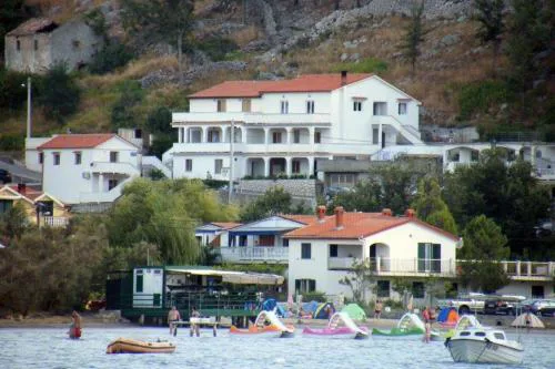 Apartments with parking space Lopar, Rab - 17103