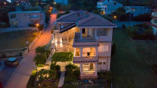 Apartments with parking space Lopar, Rab - 18388