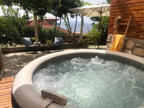 SECRET PARADISE-Holiday home with hot tub and BBQ