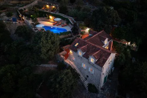 "Villa Kostela"-Villa in nature with 4 bedrooms, 2 bathrooms and 2 kitchens