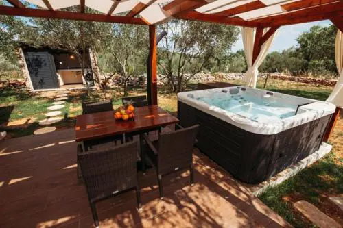 House Stone house with jacuzzi