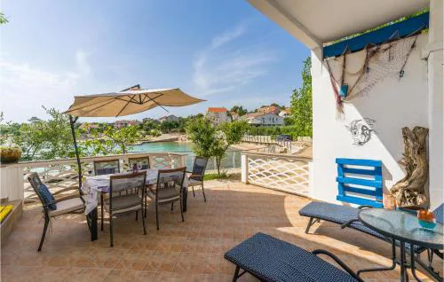Gorgeous Home In Lun With Wifi