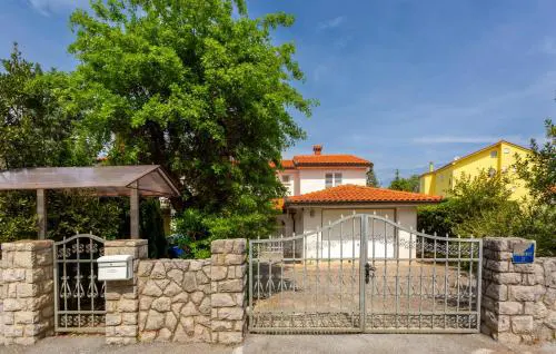 Gorgeous Apartment In Malinska
