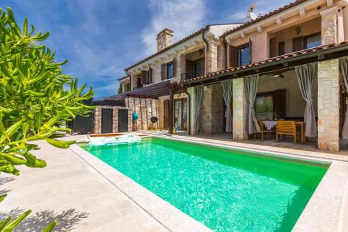 Holiday house SEASCAPE II with heated pool near the sea