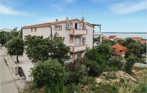 2 Bedroom Lovely Apartment In Mandre